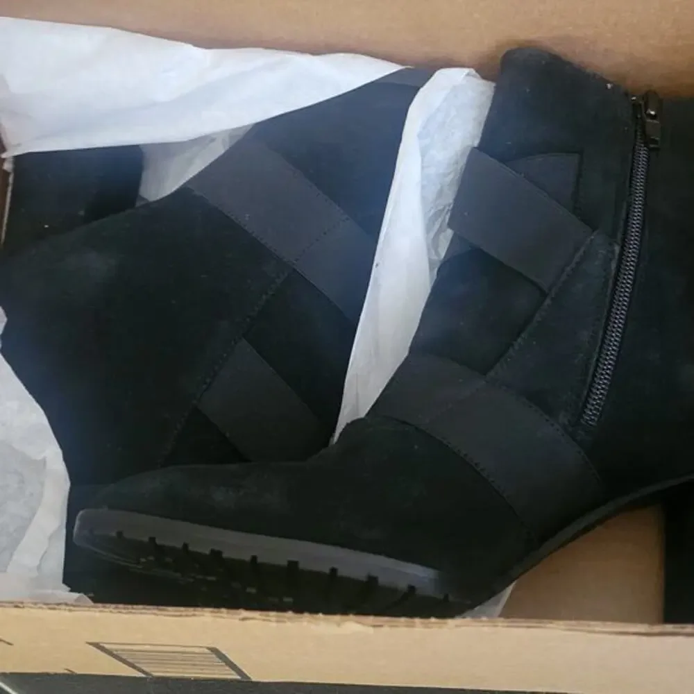 New Andre Assous Black Porter Booties Womens Size 7.5‎ Suede Leather 3 inch Heel